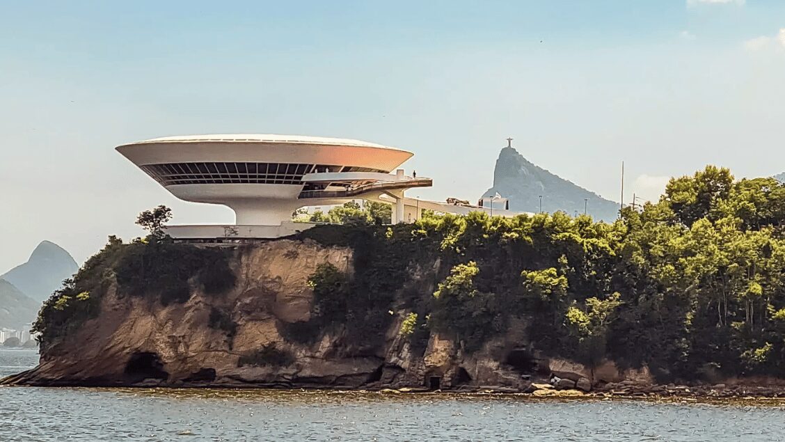 MAC Niterói visto da Baía de Guanabara